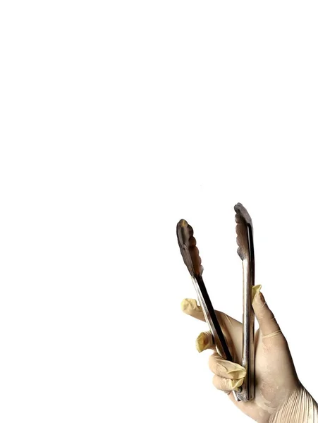 Mão Com Luva Látex Médica Segurando Pinças Cozinha Fundo Branco — Fotografia de Stock