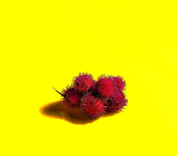 Primer Plano Fruta Rambután Con Fondo Amarillo Frutas Exóticas Asia —  Fotos de Stock