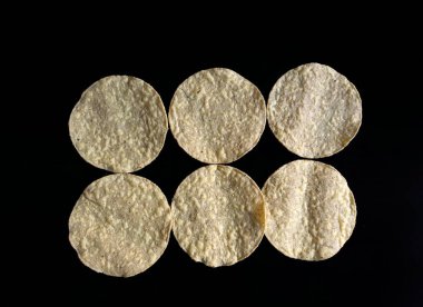 Siyah arka planda kızarmış mısır tortillası, tipik Guatemala yemeği.