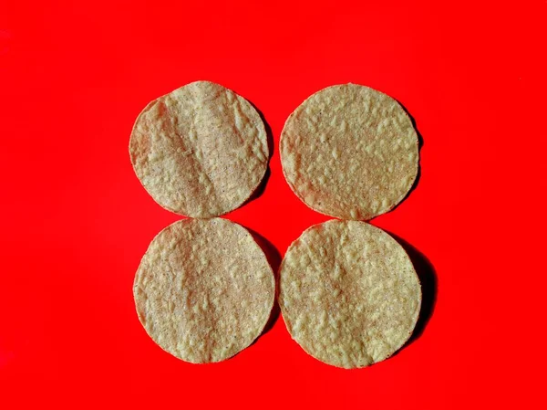 Kırmızı Arka Planda Kızarmış Mısır Tortillası Tipik Guatemala Yemeği — Stok fotoğraf