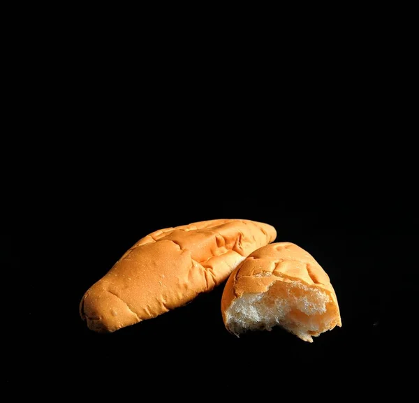 黑色背景的自制法式面包 — 图库照片