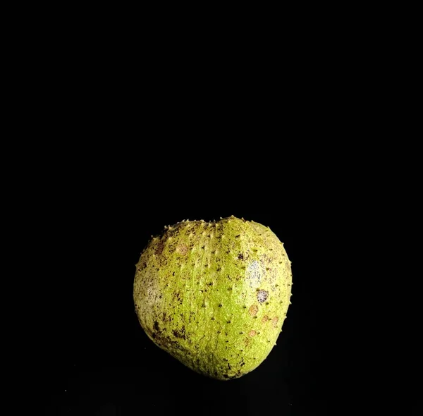 Świeże Źródło Czarnym Tle Typowy Owoc Gwatemali — Zdjęcie stockowe