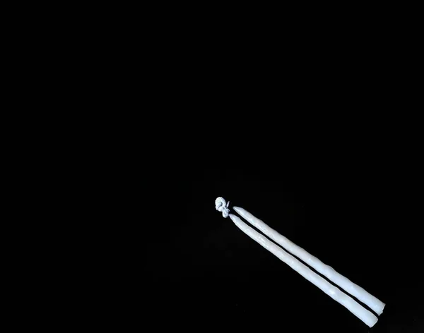 Fehér Viaszgyertyák Fekete Háttérrel Dekoratív Koncepció — Stock Fotó