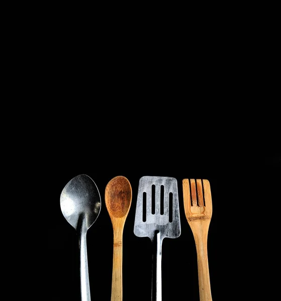 Fourchette Bois Spatule Métallique Cuillère Bois Métal Sur Fond Noir — Photo