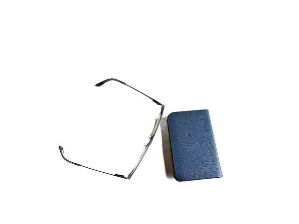 Személyes Jegyzetfüzet Fehér Hátterű Szemüveggel Üzleti Koncepció — Stock Fotó
