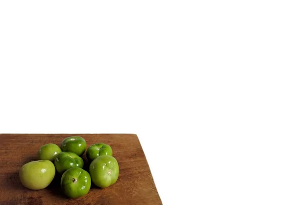 Miltomate Tomate Verde Sobre Una Tabla Madera Con Fondo Blanco —  Fotos de Stock