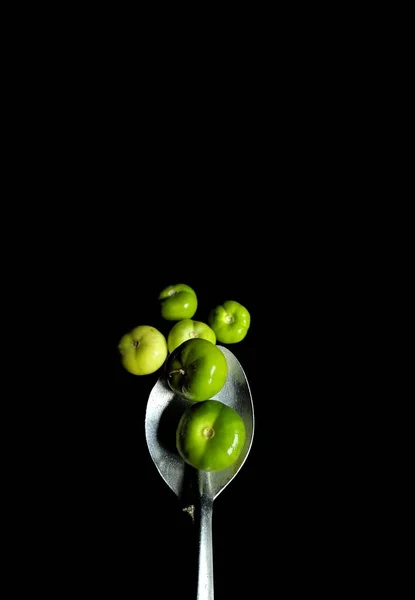 Мітомат Або Зелений Помідор Ложці Чорним Фоном Типовий Гватемальський Овоч — стокове фото