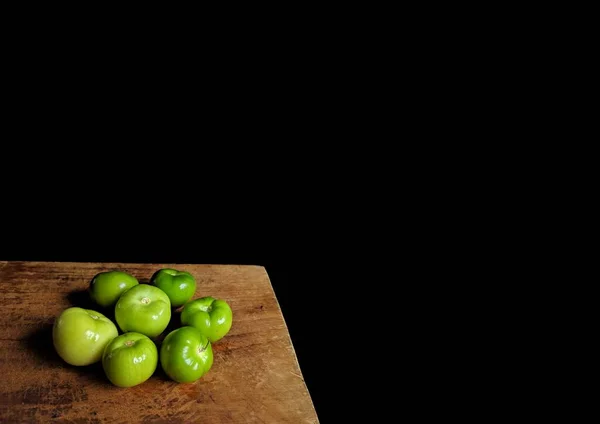 Miltomate Tomate Verde Uma Tábua Madeira Com Fundo Preto Vegetal — Fotografia de Stock