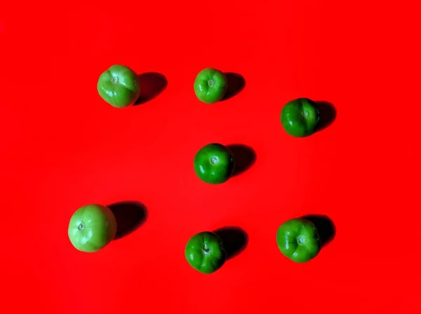 Милтомат Зеленый Помидор Красном Фоне Типичный Гватемальский Овощ — стоковое фото