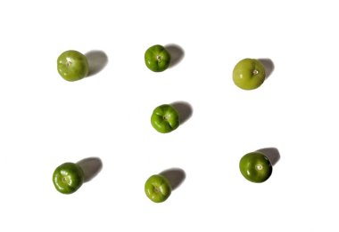 Beyaz arka planda yeşil domates. Tipik Guatemala sebzesi