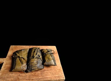 Ahşap tahtada muz yaprağı olan otantik Tamale, Guatemala 'nın tipik yemekleri.