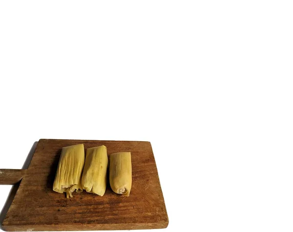 Настоящая Тамале Кукурузным Листом Деревянной Доске Белым Фоном Типичная Еда — стоковое фото