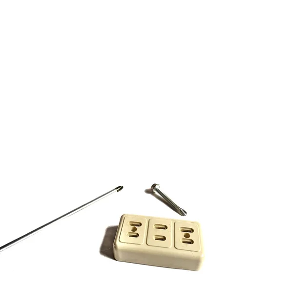 白色底座上有螺丝和螺丝刀的旧电源插座 电工概念 — 图库照片