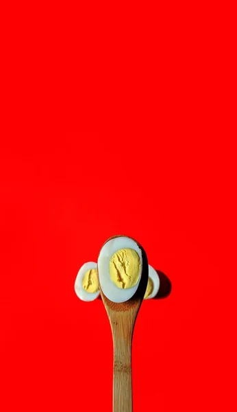 Βραστό Αυγό Κομμένο Στη Μέση Ξύλινη Κουτάλα Κόκκινο Φόντο Έννοια — Φωτογραφία Αρχείου