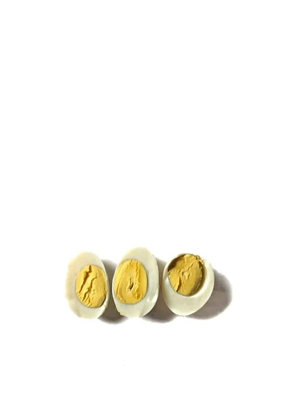 Gekochte Eier Halbiert Auf Weißem Hintergrund Gesundes Ernährungskonzept — Stockfoto