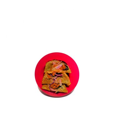 Beyaz arka planda tavuk böreği. Tipik Guatemala yemekleri.