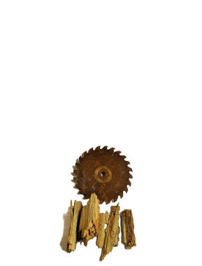 Paslı testere bıçağı ve beyaz arka planda tahta parçaları. Marangozluk konsepti