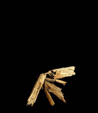 Siyah arka planda odun parçaları. Marangozluk konsepti