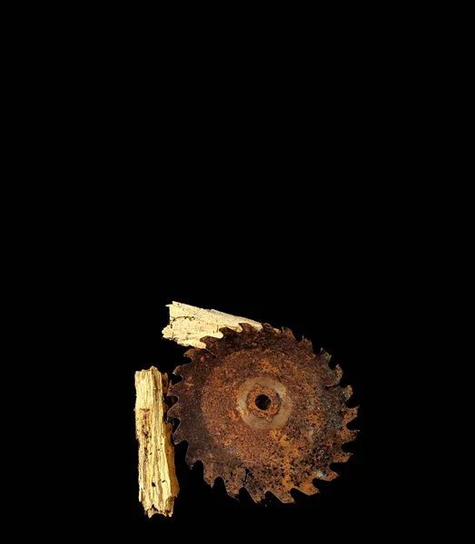 Rusty Saw Blade Wood Chips Black Background Carpentry Concept — Stock Photo, Image