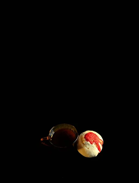 Pan Dulce Volcán Con Una Taza Café Sobre Fondo Negro —  Fotos de Stock