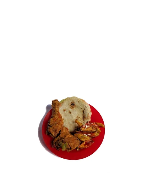 白い背景にジャガイモとトウモロコシトルティーヤで鶏を揚げ グアテマラのストリートフード — ストック写真