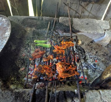 Guatemala 'nın kırsal kesiminde odun ve ızgarada kızarmış tavuk.