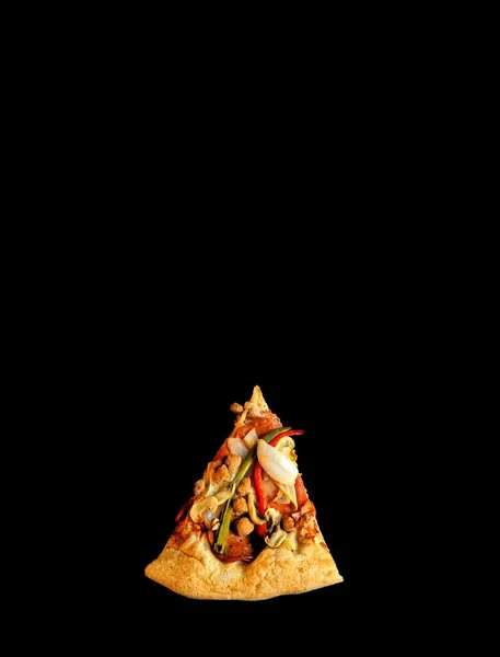 Sebzeli pizza ve siyah arka planda et. Fast food konsepti