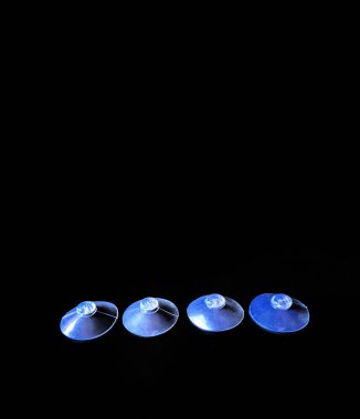 Siyah arka planda vakum bardakları. dekoratif konsept