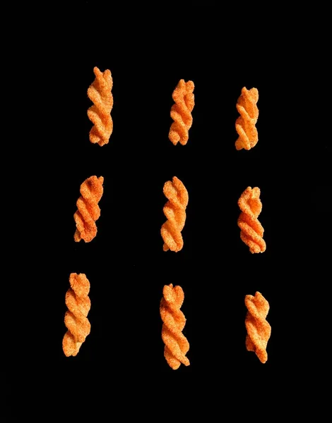 Kaas Twist Snack Zwarte Achtergrond Gebakken Voedsel Concept — Stockfoto