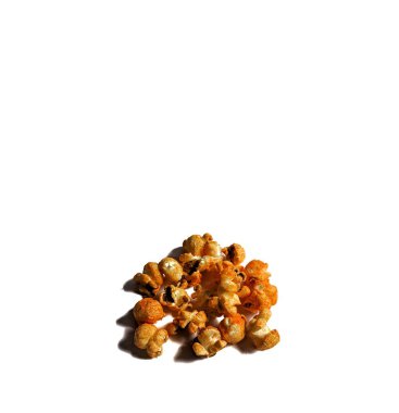 Beyaz arka planda peynirli patlamış mısır, sinema konsepti