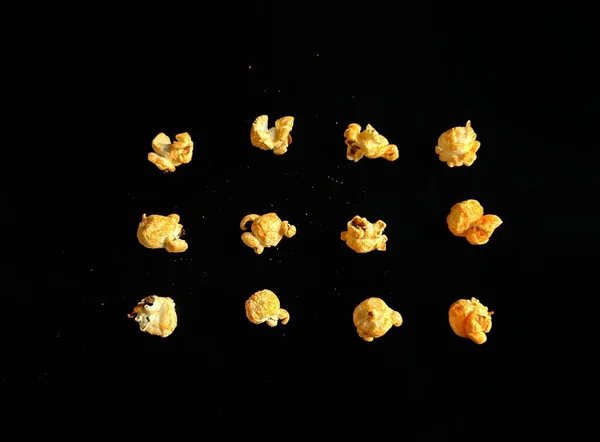 Popcorn Serem Czarnym Tle Koncepcja Kina — Zdjęcie stockowe