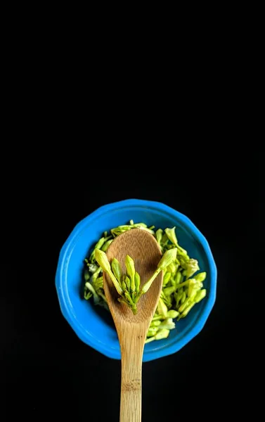 Fernaldia Pandurata Loroco Flor Plato Con Cuchara Madera Sobre Fondo — Foto de Stock