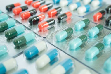 Su toplayan pakette çeşitli antibiyotik ilaçlar var.