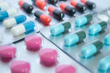 Su toplayan pakette çeşitli antibiyotik ilaçlar var.