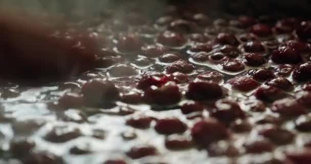 煮樱桃果酱 煮果酱 在骨盆里煮樱桃果酱 用厨房的水壶 男人混合樱桃果酱 慢动作4K镜头 — 图库视频影像