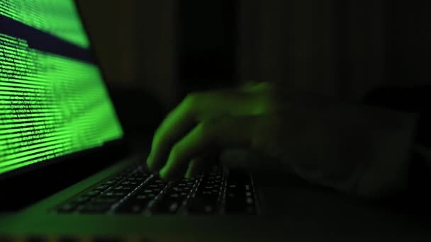 黑客黑进了计算机网络 在黑暗的房间里用笔记本电脑打字的年轻人 带着笔记本电脑的黑客 劫匪E Robber 用手在电脑键盘上打字的特写 4K镜头 — 图库视频影像