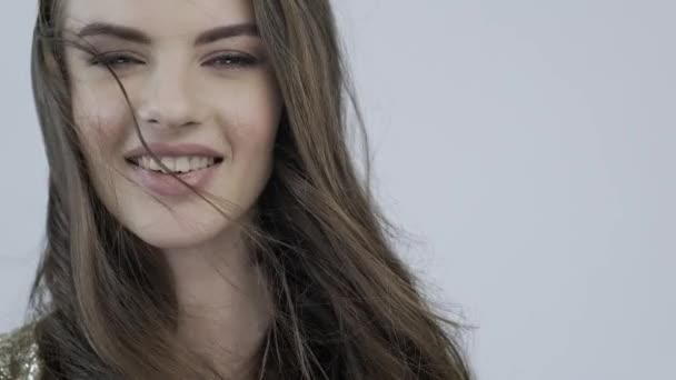 Záběry Detailní Tváře Mladé Usměvavé Ženy Dlouhými Hnědými Vlasy Třepetajícími — Stock video
