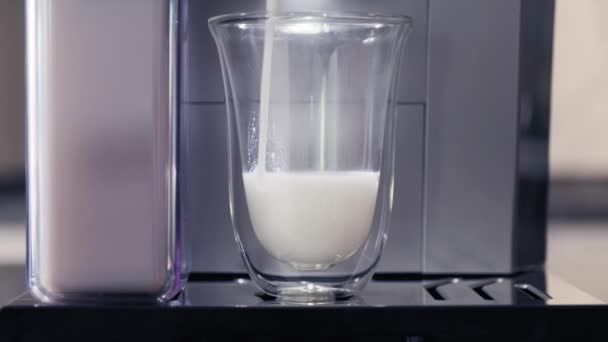 Kaffeemaschine Kocht Kaffee Mit Milch Kaffeemaschine Mit Einer Tasse Heißen — Stockvideo