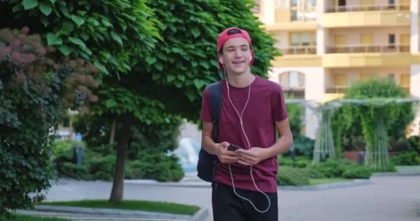 Adolescente Usando Telefone Celular Parque Jovem Sorrindo Usando Celular Livre — Vídeo de Stock