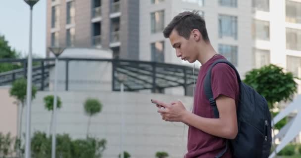 Adolescente Usando Telefone Celular Parque Jovem Usando Celular Livre Rapaz — Vídeo de Stock