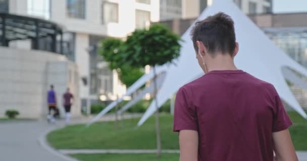 Tenåringer Som Bruker Mobiltelefon Parken Smilende Ung Mann Som Bruker – stockvideo