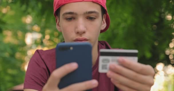 Teen Nakupuje Online Pomocí Kreditní Karty Mobilního Telefonu Usmívající Mladý — Stock video