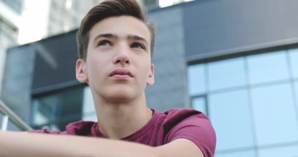 Gros Plan Portrait Jeune Homme Caucasien Assis Sur Les Marches — Video