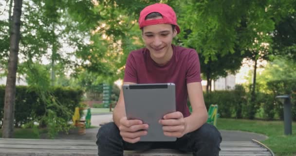 Adolescente Usando Tableta Parque Joven Usando Tableta Aire Libre Niño — Vídeo de stock