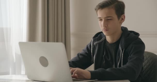 Jongeman Zit Zijn Bureau Gebruikt Een Laptop Tiener Jongen Zitten — Stockvideo