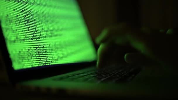 黑客黑进了计算机网络 在黑暗的房间里用笔记本电脑打字的年轻人 带着笔记本电脑的黑客 劫匪E Robber 用手在电脑键盘上打字的特写 4K镜头 — 图库视频影像