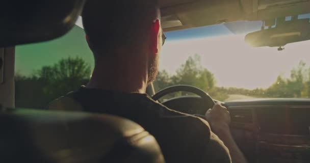 Hombre Conduce Coche Mientras Pone Sol Joven Conduciendo Auto Joven — Vídeo de stock