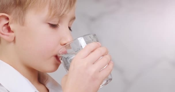 Jongen Drinkt Vers Water Uit Het Transparante Glas Jaar Oud — Stockvideo