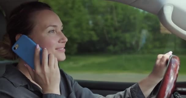 Kvinnan Kör Bilen Nöjd Kvinna Bilen Talar Telefon Vacker Vuxen — Stockvideo