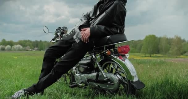 Joven Sienta Una Motocicleta Mira Distancia Naturaleza Verano Adolescente Estado — Vídeos de Stock